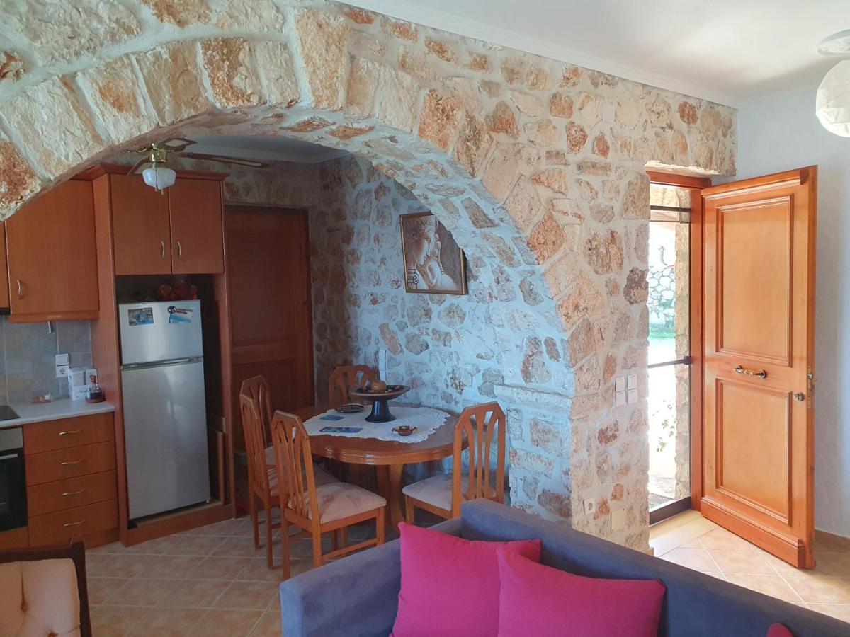 Nireas : Stone Villa Orthoniaí エクステリア 写真