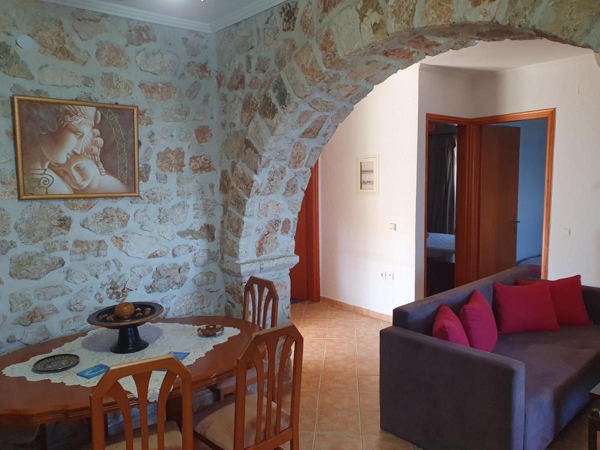 Nireas : Stone Villa Orthoniaí エクステリア 写真