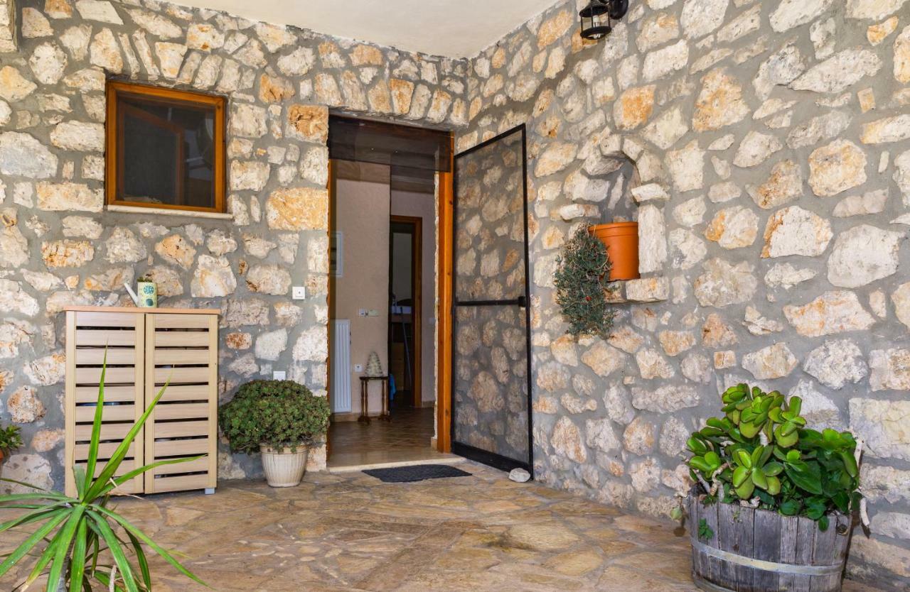 Nireas : Stone Villa Orthoniaí エクステリア 写真