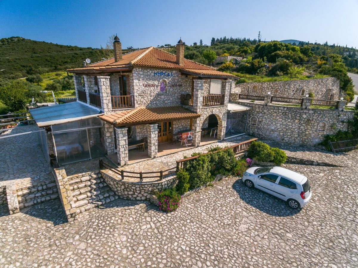 Nireas : Stone Villa Orthoniaí エクステリア 写真