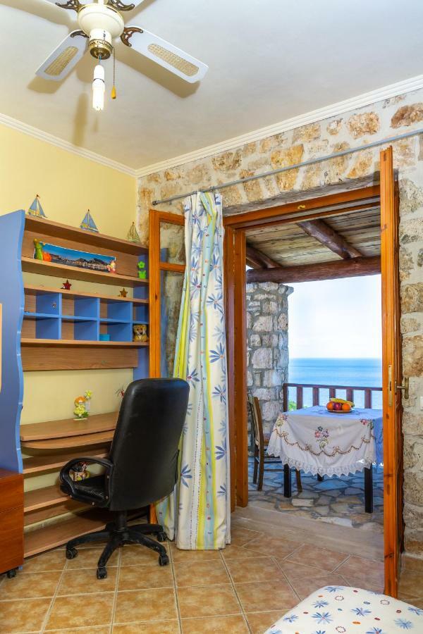 Nireas : Stone Villa Orthoniaí エクステリア 写真